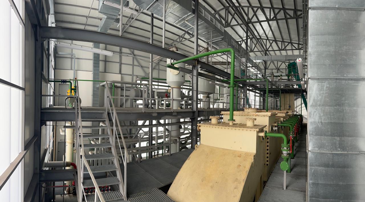 Екстракційне обладнання з зеленими трубопроводами та резервуарами